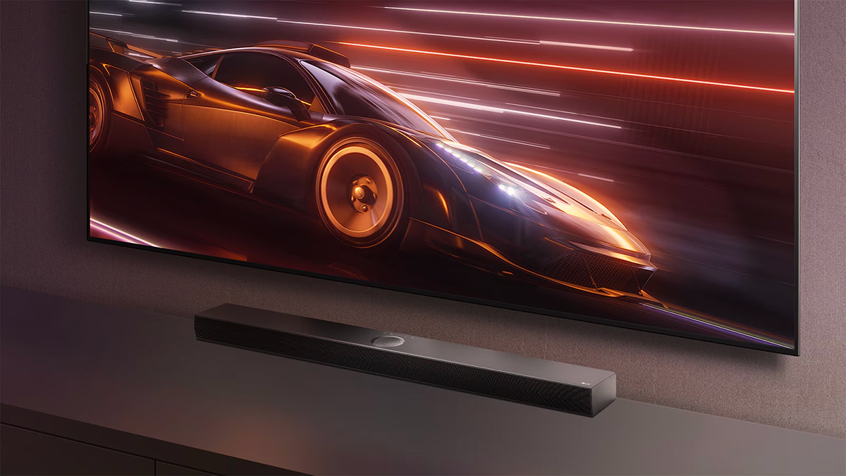 Τα LG Soundbar και LG TV εμφανίζονται μαζί. Η οθόνη δείχνει ένα παιχνίδι αυτοκινήτων.